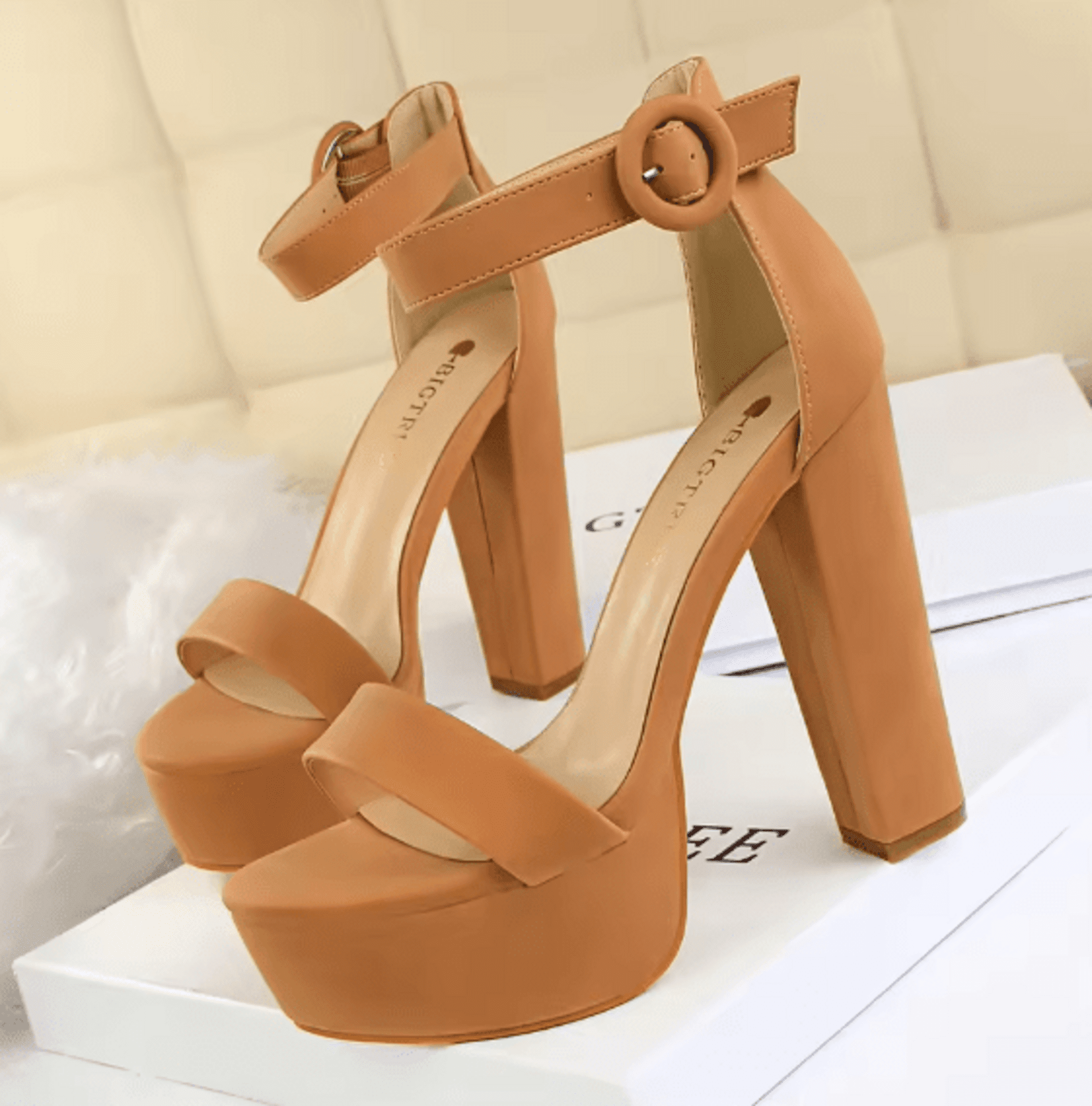 Sandalias De Tacón A La Moda - 2